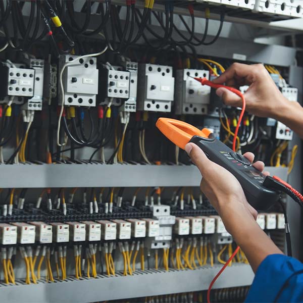 Persona arreglando instalación electrica